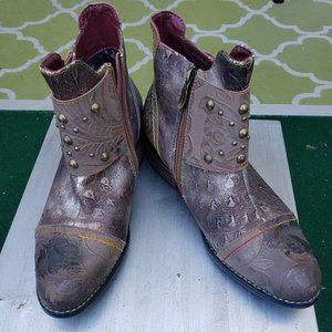 L' Artiste Nailhead Boots